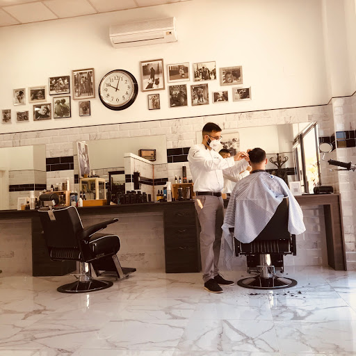 The barber shop Fernando Gilabert / peluquería de caballeros