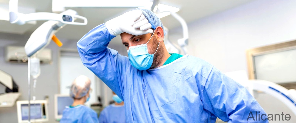 ¿Cuál es el médico que realiza cirugías de cataratas en Alicante?