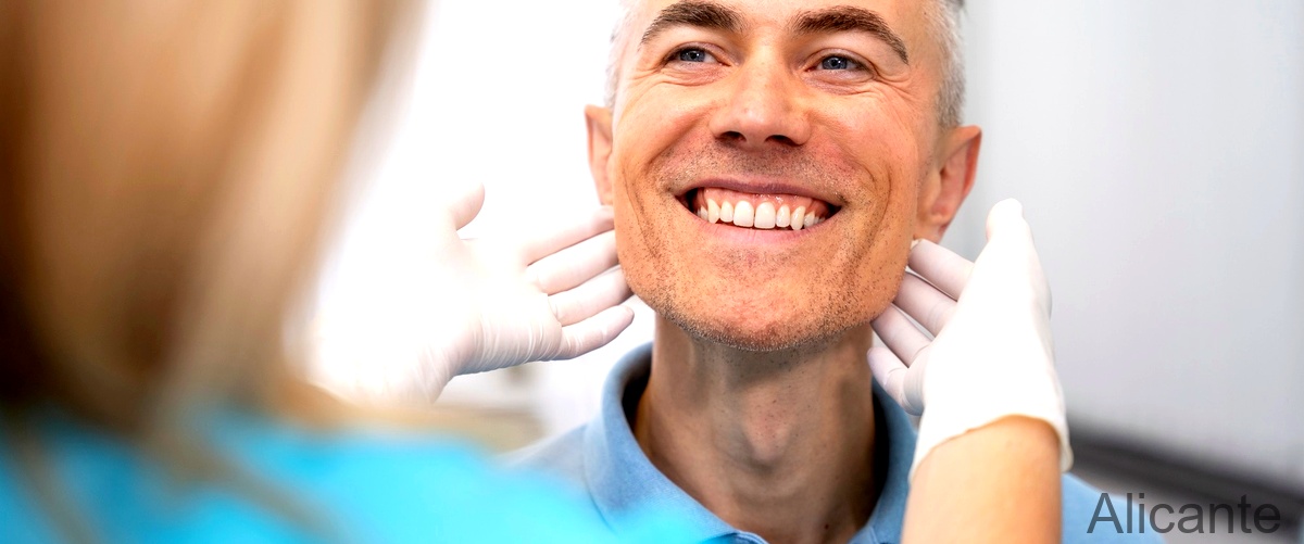 ¿Cuál es el nombre del profesional que realiza implantes dentales en Alicante?