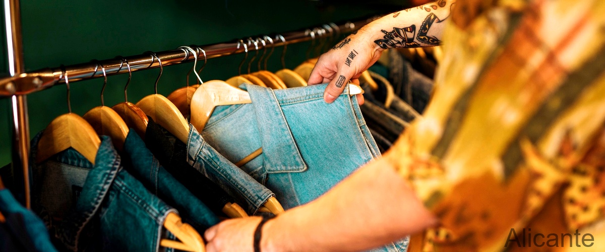 ¿Cuál es la diferencia entre una modista y una costurera en el ámbito de los arreglos de ropa en Alicante?