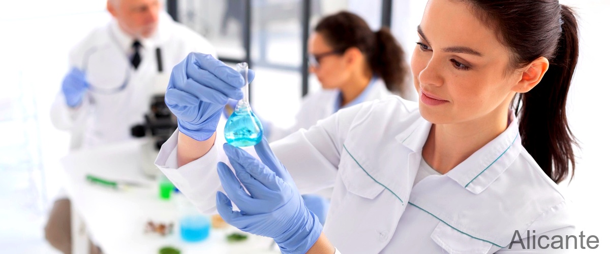 ¿Cuáles son las asignaturas que se estudian en la carrera de Biotecnología en Alicante?