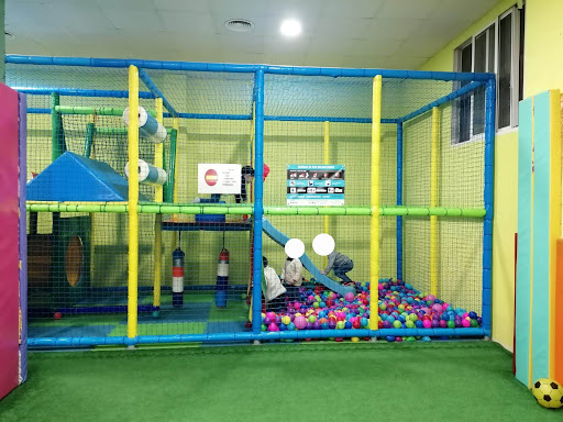 Arco iris Parque infantil. Celebra el cumpleaños en nuestro parque de bolas.